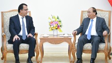 Thủ tướng Nguyễn Xuân Phúc và Đại sứ Cộng hoà Chile Jaime Chomali Garib. Ảnh: VGP/Quang Hiếu