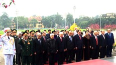 Các đồng chí lãnh đạo, nguyên lãnh đạo Đảng, Nhà nước, MTTQ Việt Nam vào Lăng viếng Chủ tịch Hồ Chí Minh. Ảnh: VGP/Nguyễn Hoàng