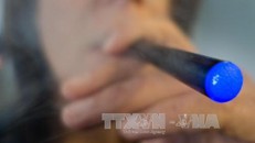 Người dân Mỹ hút thuốc lá điện tử tại Washington DC. Ảnh: AFP/TTXVN