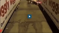 Tài xế container vã mồ hôi để cho luồn xe vào khe hẹp