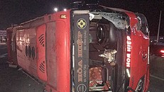 Xe khách chở 30 người về quê ăn Tết bị lật trên quốc lộ