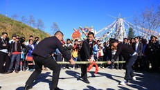 Du khách phấn khích đổ về Fansipan ngắm băng giá, chiêm bái xá lợi Phật ​