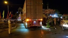 Xe máy va chạm xe đầu kéo, 3 người thương vong