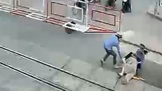 Ngã trên đường ray lúc tàu đang lao tới, bà cụ thoát chết trong gang tấc