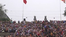 Hơn 15.000 người phóng sinh 10 tấn cá trên sông Hồng