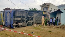 Xe khách lao vào nhà dân khiến 38 người nhập viện