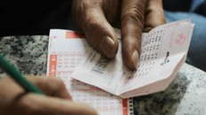 Khách hàng đầu tiên trúng độc đắc gần 22 tỷ năm Kỷ Hợi