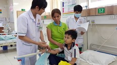 Học sinh bị ngộ độc đang được điều trị tại bệnh viện. Ảnh: Phước Tuấn.