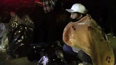 Phóng viên quốc tế quấn chăn ngủ gật, thâu đêm đưa tin tại ga Đồng Đăng