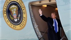 Tổng thống Mỹ Donald Trump lên chuyên cơ Air Force One tới Việt Nam