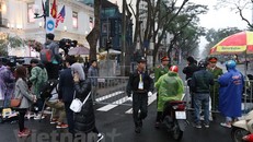 Phóng viên quốc tế chờ đưa tin Chủ tịch Triều Tiên Kim Jong-un đến Hà Nội - Ảnh: Vietnamplus