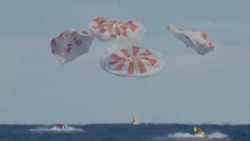 Crew Dragon "hạ cánh" với sự hỗ trợ của 4 chiếc dù lớn. Ảnh: Space.com