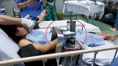 Một nữ nhân viên nấu ăn của một trường học ở TP Vinh, Nghệ An bị môtơ máy xay thịt cuốn cả bàn tay phải mắc kẹt vào máy.