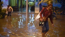 Mưa đã gây lũ lụt khiến 7 người thiệt mạng. Ảnh: AFP