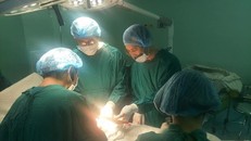 Cứu sống người đàn ông bị thanh gỗ đâm xuyên thấu vùng chậu