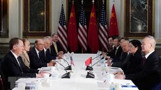 Phái đoàn Mỹ do Đại diện Thương mại Robert Lighthizer (thứ nhất, trái) đứng đầu trong cuộc đàm phán với phái đoàn Trung Quốc do Phó Thủ tướng Lưu Hạc (thứ nhất, phải) đứng đầu tại Washington DC., ngày 21/2/2019. (Ảnh: AFP/TTXVN)