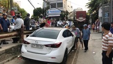 Tài xế đỗ ôtô giữa đường ray bị phạt 4 triệu đồng