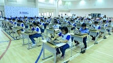 Thí sinh tham gia đấu loại trực tiếp phần thi trắc nghiệm trên máy tính. (Ảnh: PV/Vietnam+)