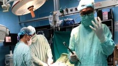 Nam thanh niên đứt lìa hai đùi vì ngã vào máy ép giấy