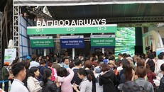 Xếp hàng đông nghẹt 'săn' vé máy bay và combo du lịch trọn gói của Bamboo Airways