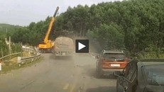 Tai nạn kép hy hữu: Xe tải lao thẳng vào xe cẩu đang cứu nạn xe container