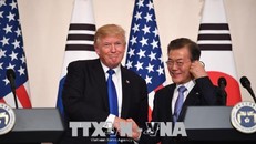 Tổng thống Hàn Quốc Moon Jae-In (phải) và Tổng thống Mỹ Donald Trump. Ảnh: AFP/TTXVN
