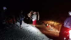 Bác sĩ nửa đêm vào rừng soi đèn pin đỡ đẻ cho sản phụ