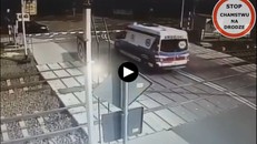 Xe cứu thương bị tàu hỏa đâm với tốc độ kinh hoàng