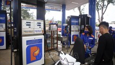 Khách đến mua xăng tại cửa hàng xăng dầu số 85 (Công ty xăng dầu khu vực I), Nguyễn Văn Cừ, Gia Thụy, Long Biên, Hà Nội. Ảnh: Minh Quyết/TTXVN