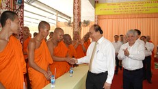 Thủ tướng Nguyễn Xuân Phúc chúc tết Chôl Chnăm Thmây Học viện Phật giáo Nam tổng Khmer. ảnh VGP/Quang Hiếu
