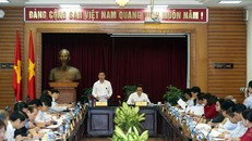 Đồng chí Võ Văn Thưởng cho rằng cần thẳng thắn nhìn nhận việc thực hiện Nghị quyết 33 còn nhiều bất cập, hạn chế nhất là về nhận thức, bố trí nguồn lực.Ảnh: VGP/Đình Nam