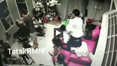 Kinh hoàng khoảnh khắc xe mất lái đâm vào tiệm làm tóc đông người