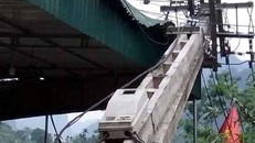 Lốc xoáy làm tốc mái nhiều nhà dân ở Nghệ An