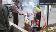 Rồ ga trên đường, tài xế bị cảnh sát Indonesia dúi đầu nẹt pô vào tai