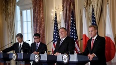 Bộ trưởng Ngoại giao và Bộ trưởng Quốc phòng của Mỹ và Nhật Bản tại cuộc họp báo ở Washington, DC, Mỹ ngày 19/4. (Ảnh: AFP/TTXVN)