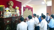 Cán bộ, chiến sĩ và nhân dân tỉnh Phú Yên dâng hương tưởng nhớ Tổng Bí thư Trần Phú. Ảnh: Xuân Triệu/TTXVN