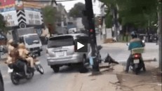 Ô tô 7 chỗ tông loạt xe trên đường khi bị CSGT truy đuổi