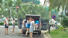 Nhóm người dừng ô tô, thản nhiên tắm giữa đường ở Đà Nẵng