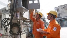 Đo chỉ số côngtơ điện. (Nguồn: TTXVN)