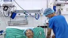 Cứu sống du khách nước ngoài bị vỡ tim đột ngột