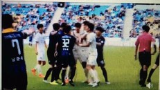 Công Phượng bị chơi xấu, đồng đội lao vào dằn mặt đối thủ