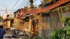 Tài xế xe container ngủ gật, đâm sập hàng loạt nhà dân