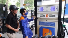 Xăng RON95 giảm 592 đồng/lít xuống còn 21.599 đồng/lít từ 15h hôm nay - Ảnh: Tiền Phong