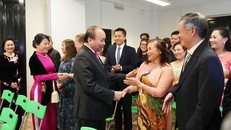 Thủ tướng thăm hỏi, nói chuyện với cán bộ, nhân viên Đại sứ quán và cộng đồng người Việt Nam tại Na Uy. Ảnh VGP/Quang Hiếu