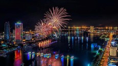 Màn pháo hoa 'một chín một mười' giữa đội Việt Nam và Nga