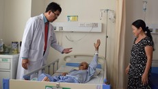 Cứu sống cụ ông bị xuất huyết não, liệt nửa người