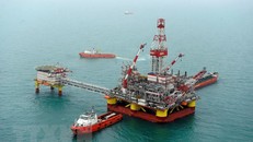 Giá dầu thế giới tăng hơn 2% sau khi rơi xuống 'đáy' gần 5 tháng