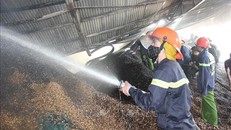 Xưởng chế biến chứa hơn 400 tấn lạc bị ‘bà hỏa’ thiêu rụi