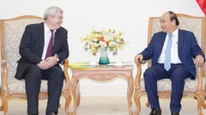 Thủ tướng Nguyễn Xuân Phúc và Phó Chủ tịch Hạ viện Czech, Chủ tịch Đảng Cộng sản Czech-Morava Vojtech Filip - Ảnh: VGP/Quang Hiếu