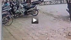 Tên trộm bẻ khóa, cuỗm xe SH chưa đến 2 giây